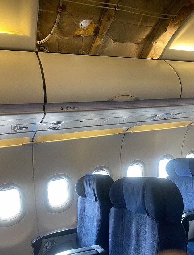 機艙上方被子彈貫穿。(互聯網)