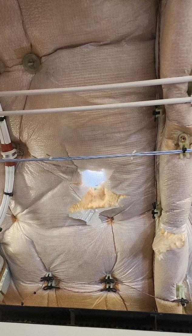 機身上方穿了一個大洞。(互聯網)