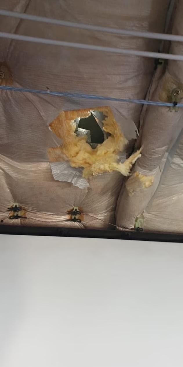 機身上方穿了一個大洞。(互聯網)