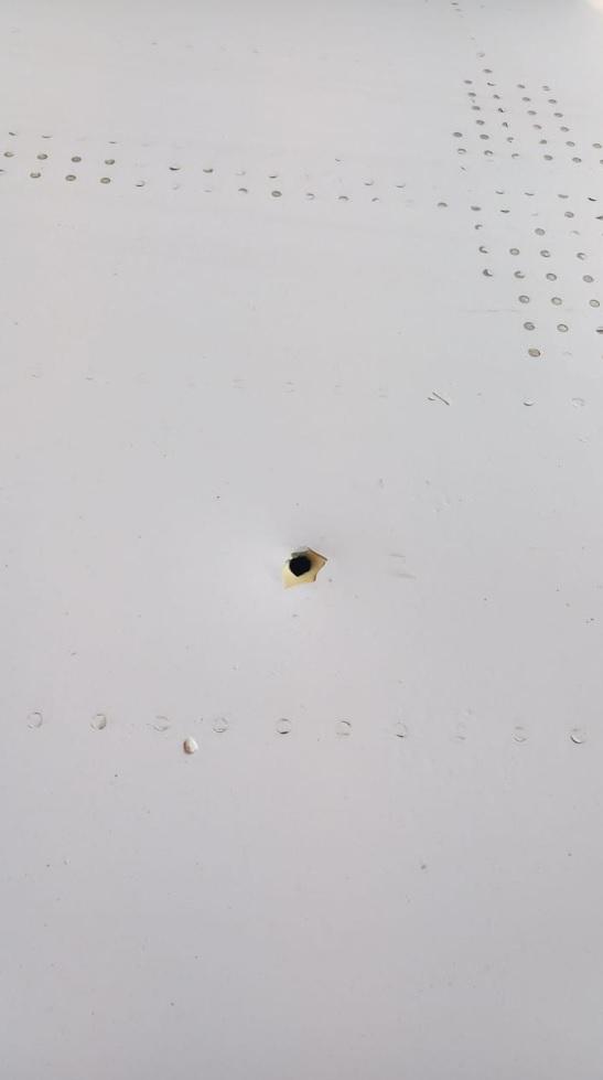 機身留下彈孔。(路透社)