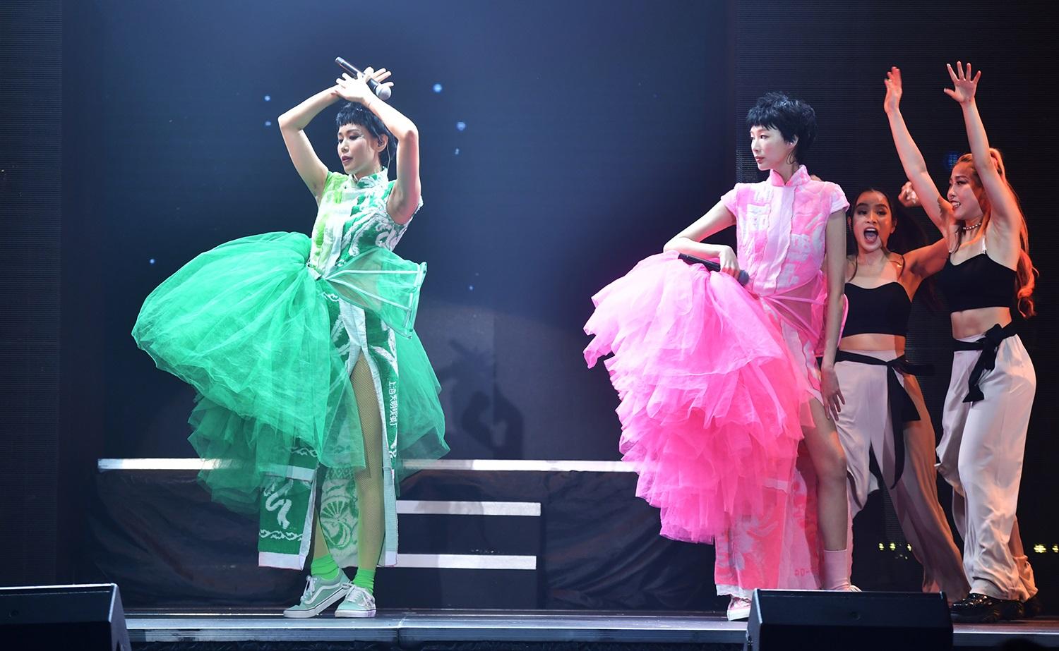 何嘉莉和趙頌茹在去年馬天佑的《Reinvention 衫.重奏》演唱會表演。