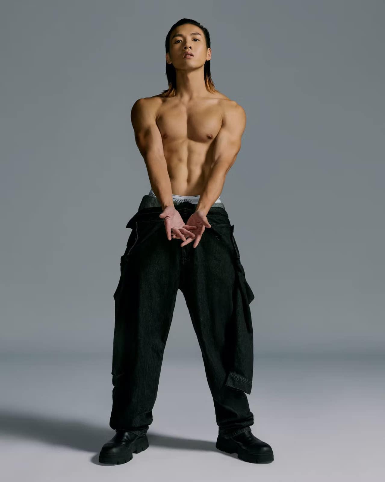 樂壇新人力臻赤膊上陣,大曬胸肌。