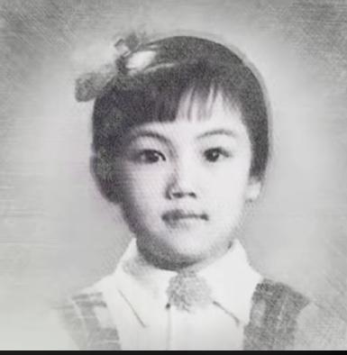 童年時的嘉玲。