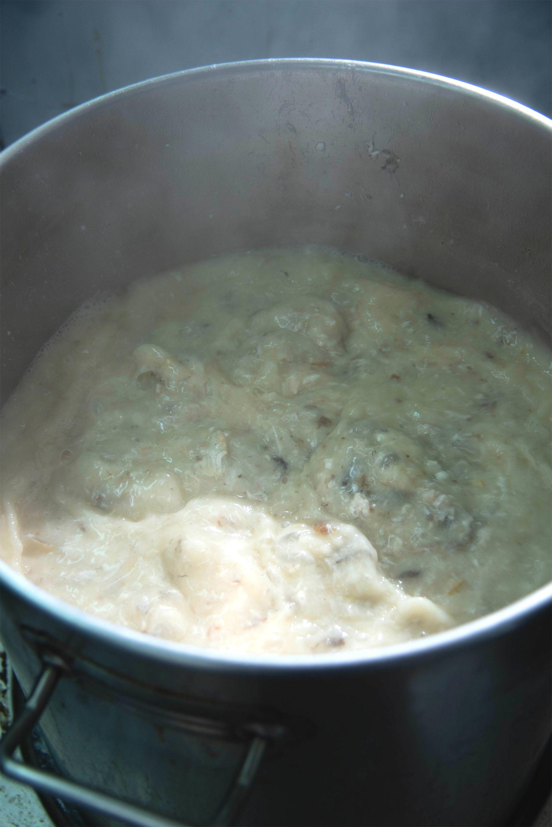 大火熬煮3小時之後打碎過濾及隔渣