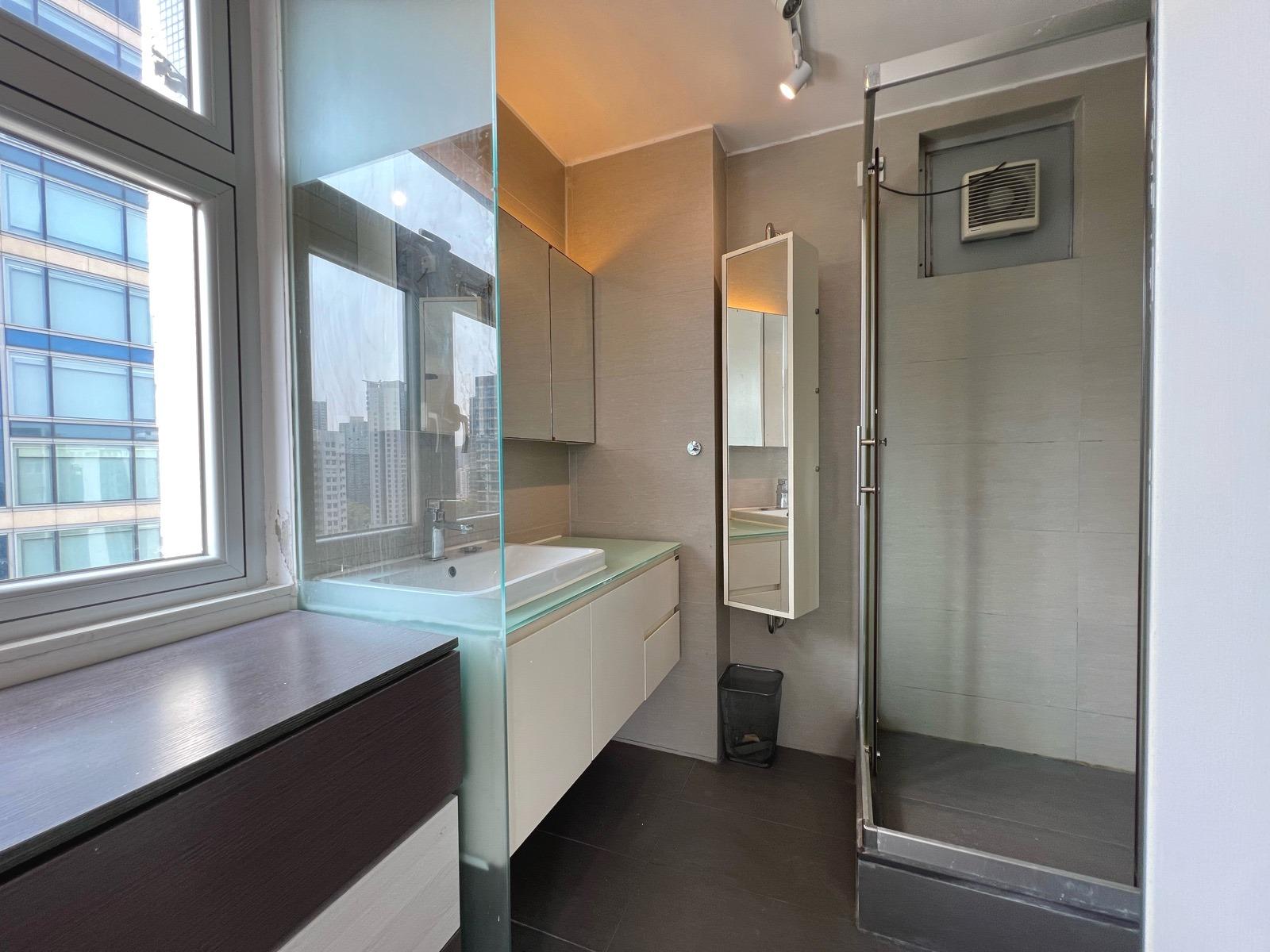 主人套房的浴室採透明玻璃設計,視覺空間感大增。