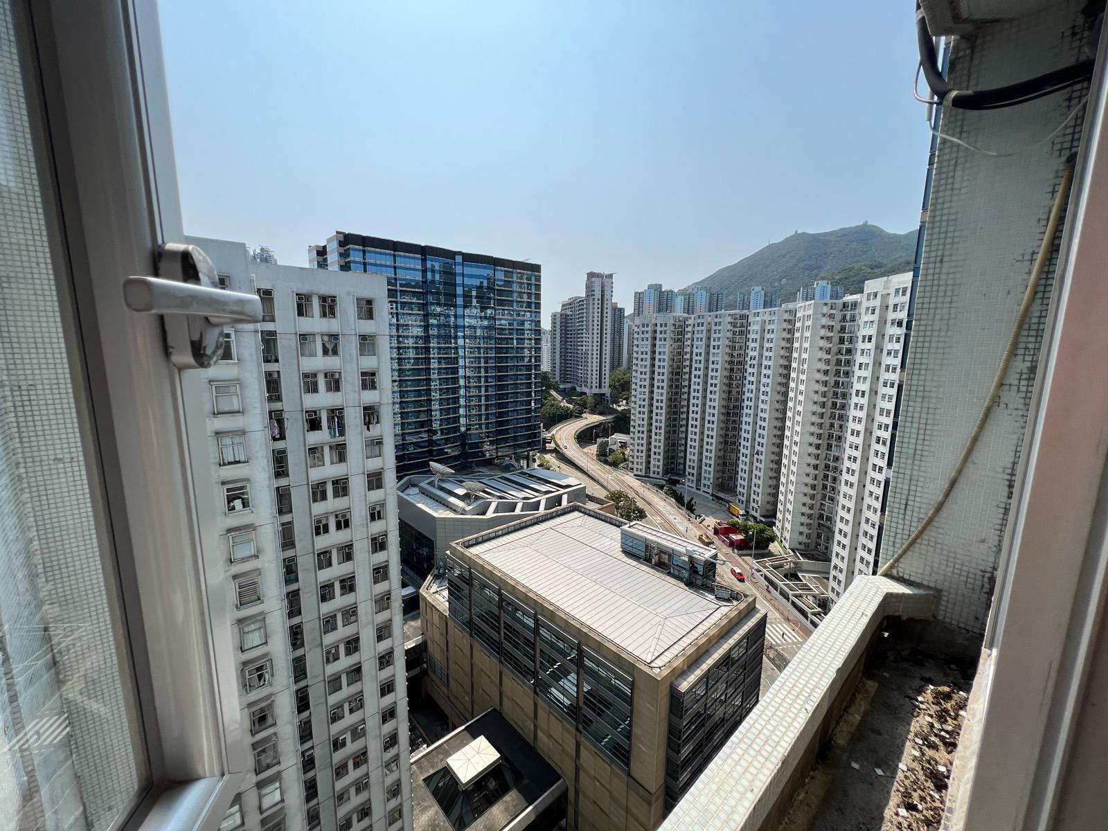 單位以樓景為主,可望部分山景,景觀尚算開揚。