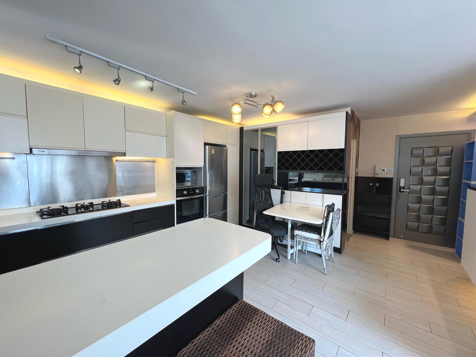 廚房改為開放式後,空間即時大增,更顯實用。