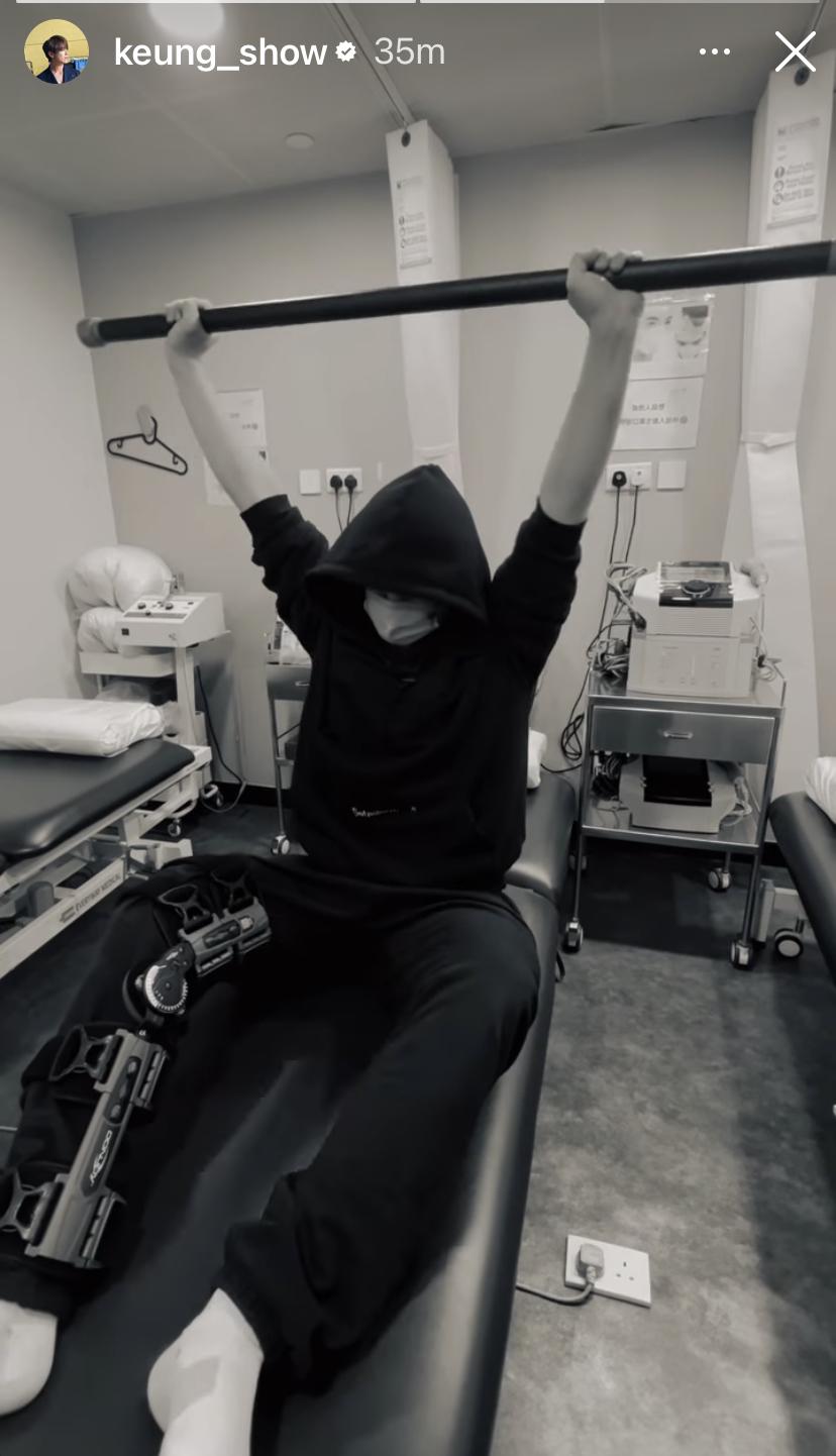 姜濤按治療師指示,上身做「舉鐵」動作。