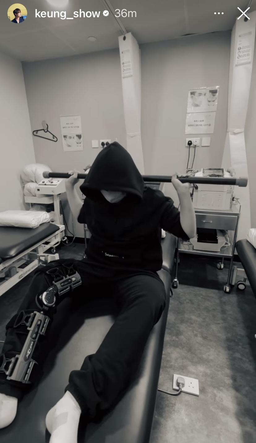 姜濤按治療師指示,上身做「舉鐵」動作。