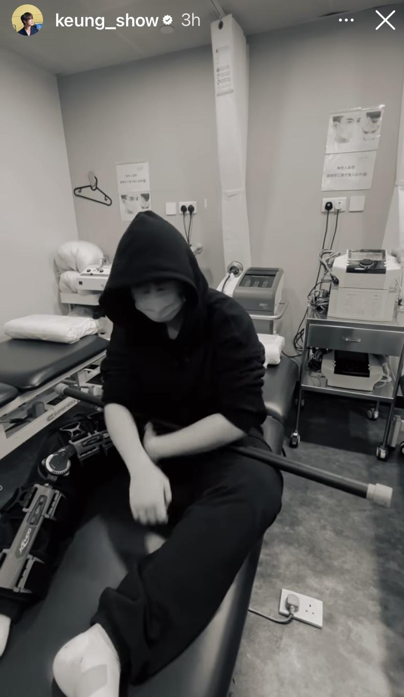 姜濤完成動作後,狀甚疲累。