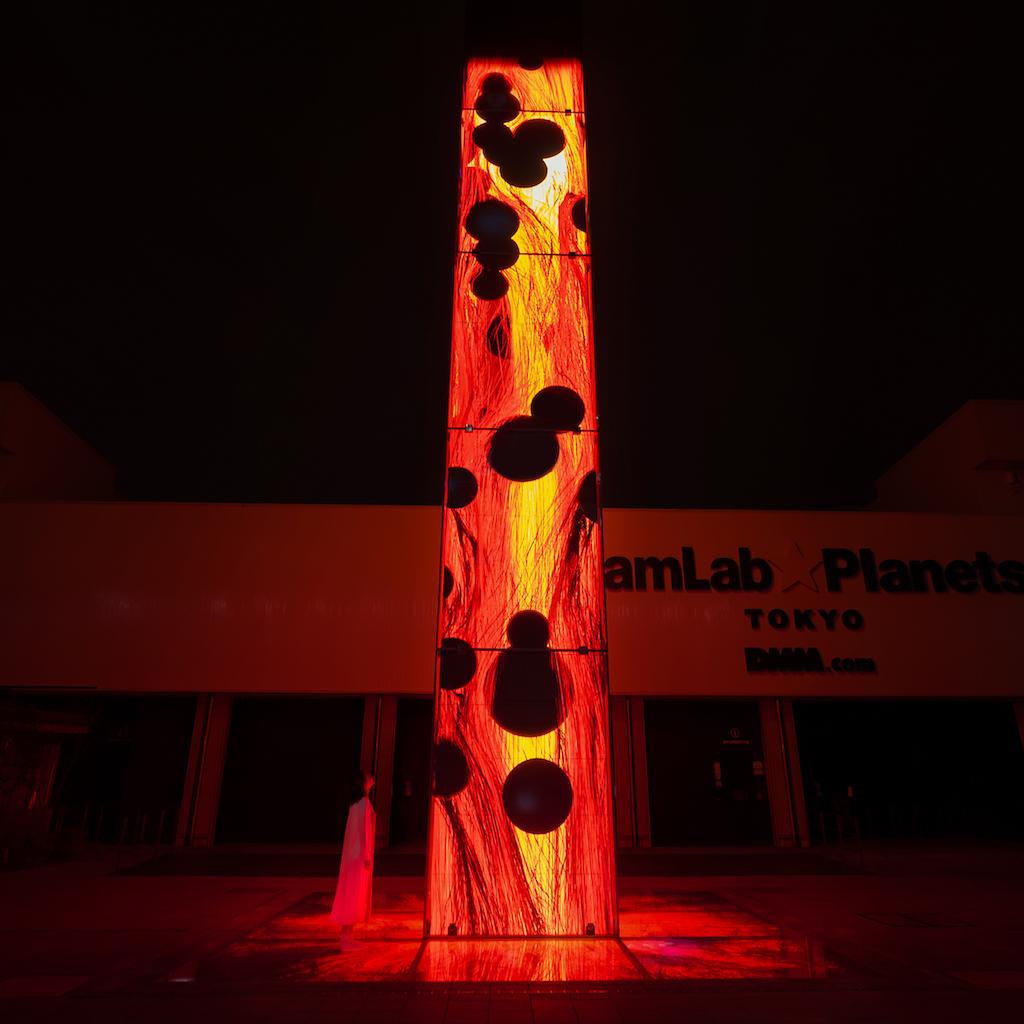 從空中噴湧而出的焰粒子世界