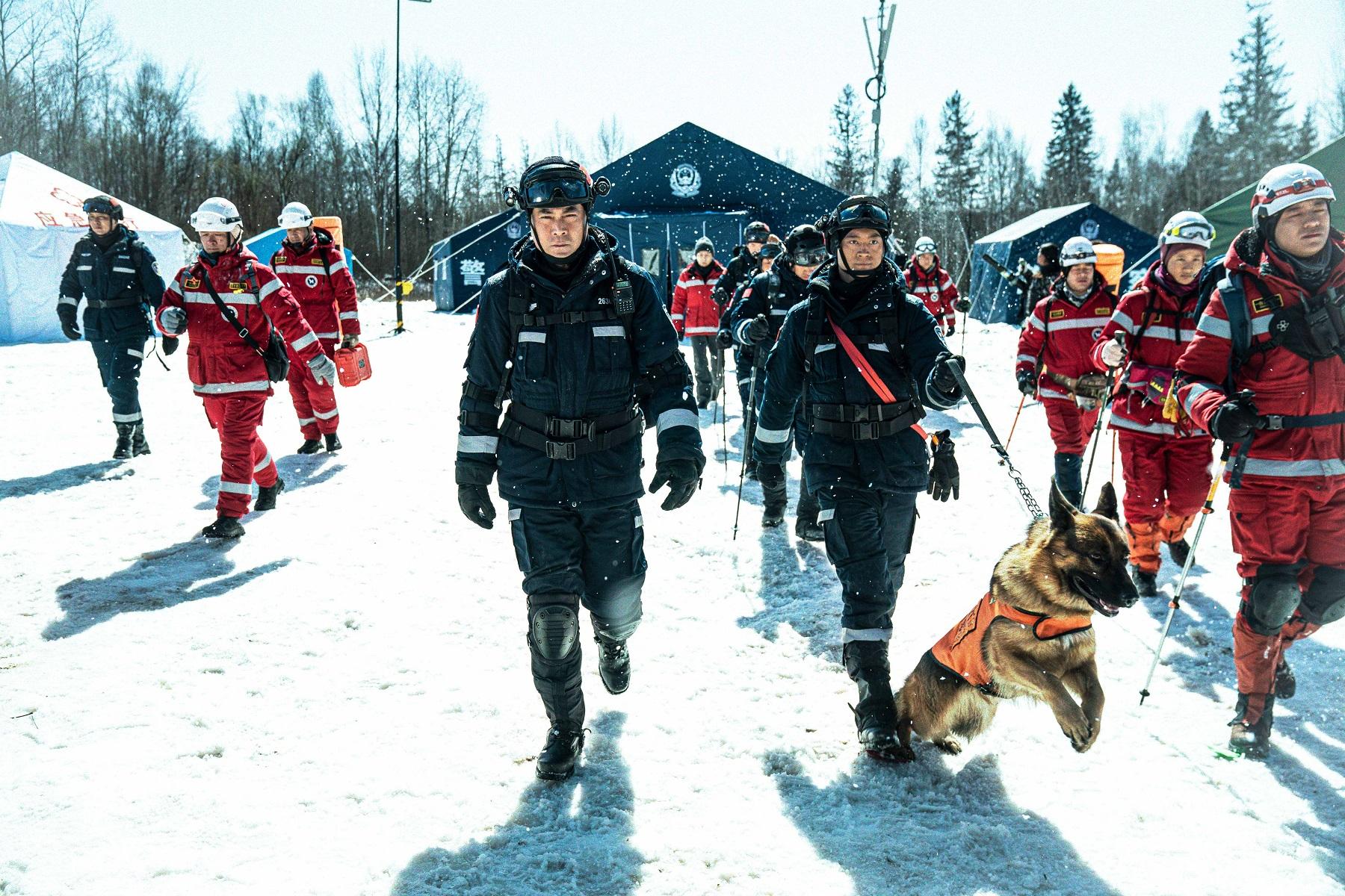搜救队整裝待發。(《搜救》劇照)