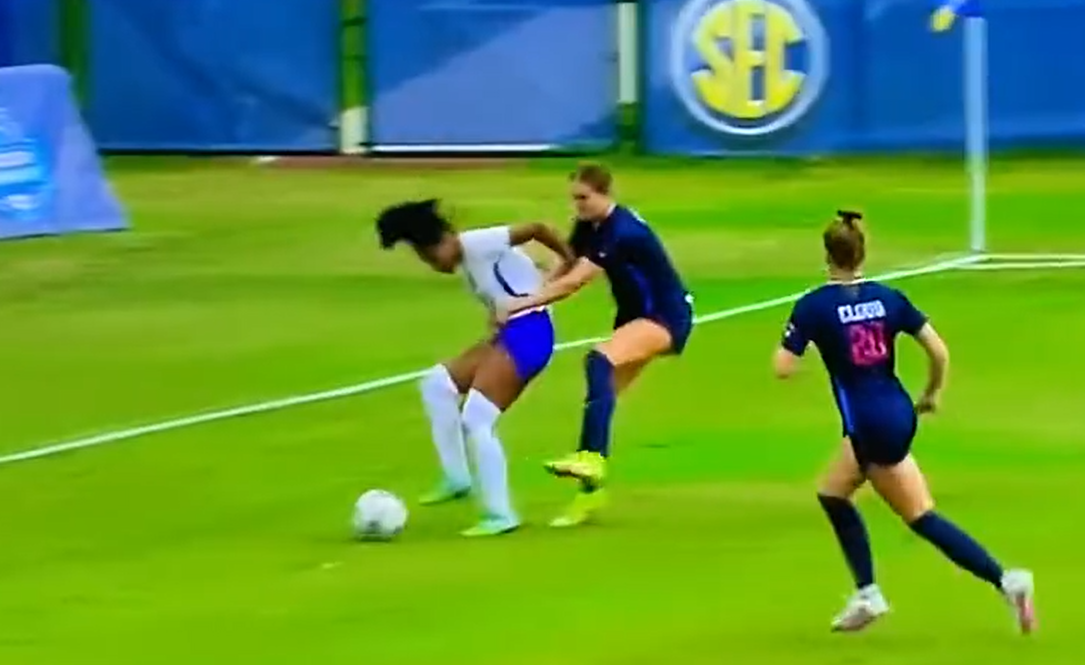 密西西比的球員失球後雙手拉着對手引發打鬥。(影片截圖)