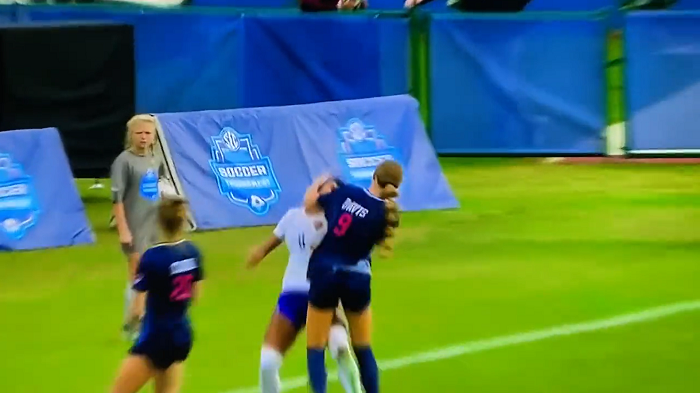 二人之後互有動作。(影片截圖)