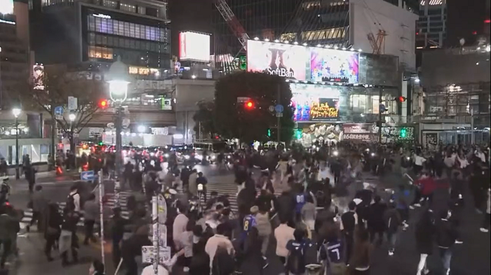 澀谷站十字路口亦有大量球迷慶祝。(影片截圖)