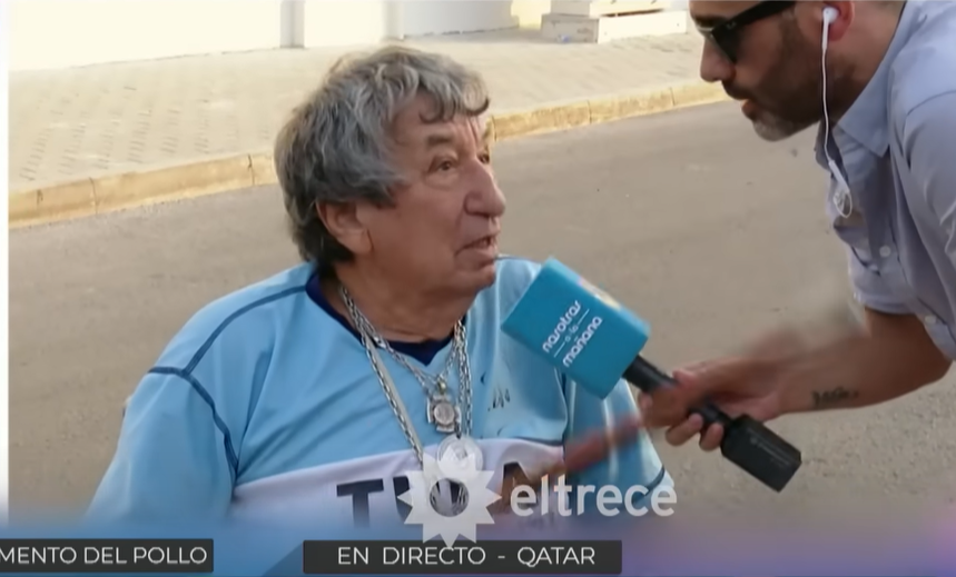 記者原本在訪問一名球迷感想。(影片截圖)