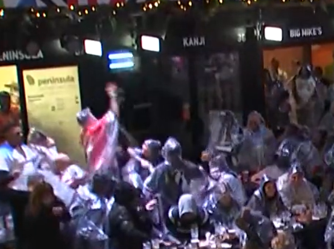 球迷向天擲杯。(影片截圖)