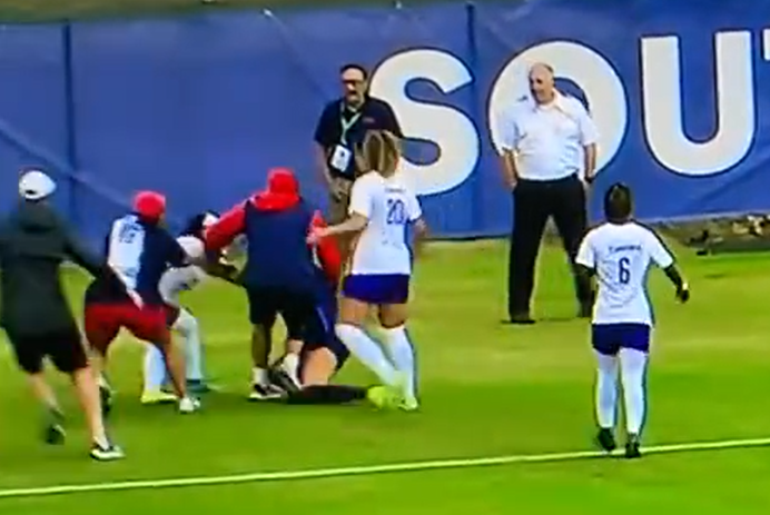 路易斯安那的球員一度為隊友「出頭」。(影片截圖)