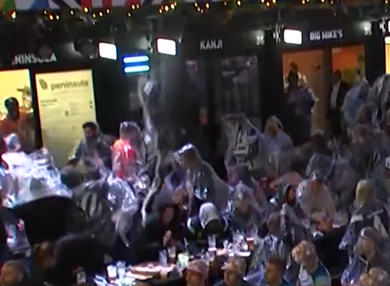 球迷向天擲杯。(影片截圖)