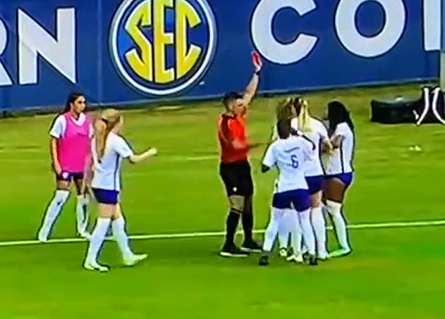 球證事後向球員出示紅牌。(影片截圖)