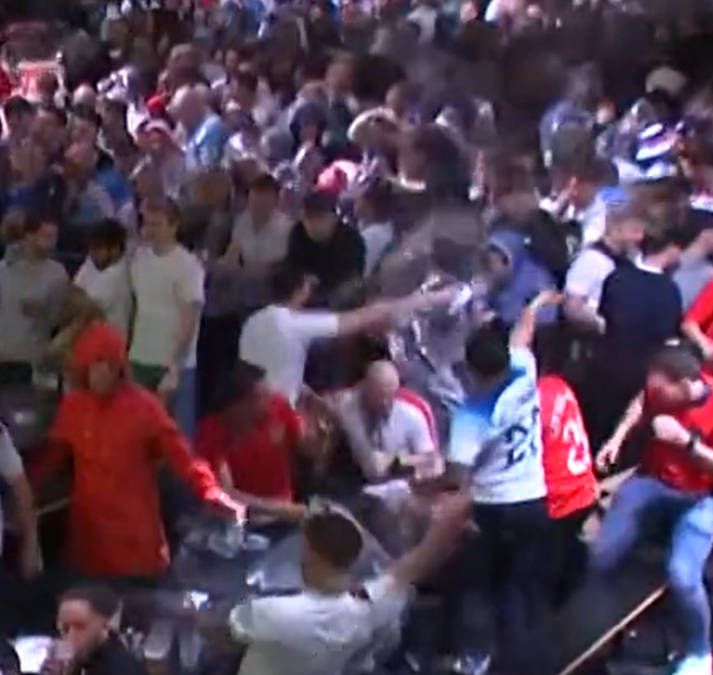 球迷向天擲杯。(影片截圖)