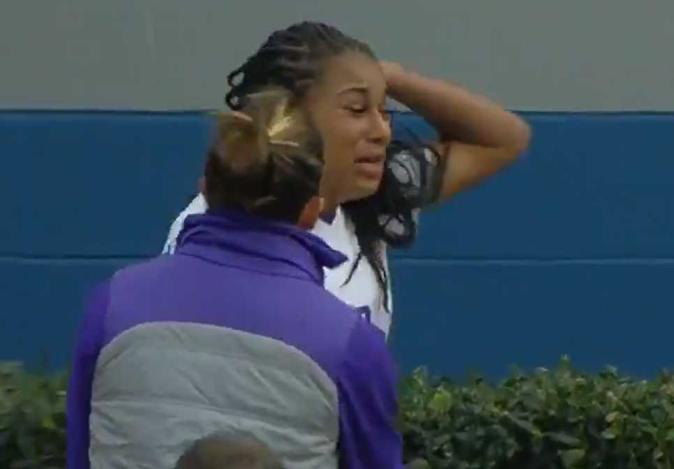 路易斯安那大學的球員被逐後向助教哭訴遭扯頭髮。(影片截圖)