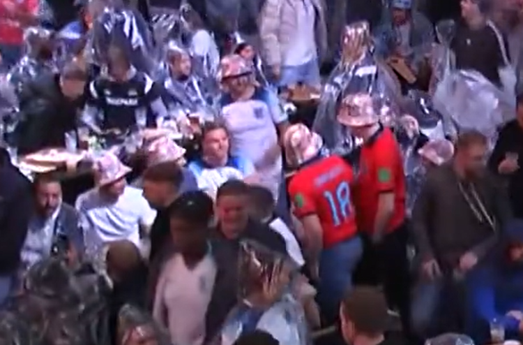 球迷隨即穿上雨褸。(影片截圖)