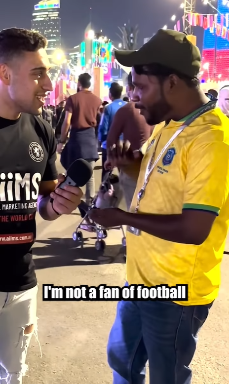 之後他又指自己其實不是足球迷,而是板球。(影片截圖)