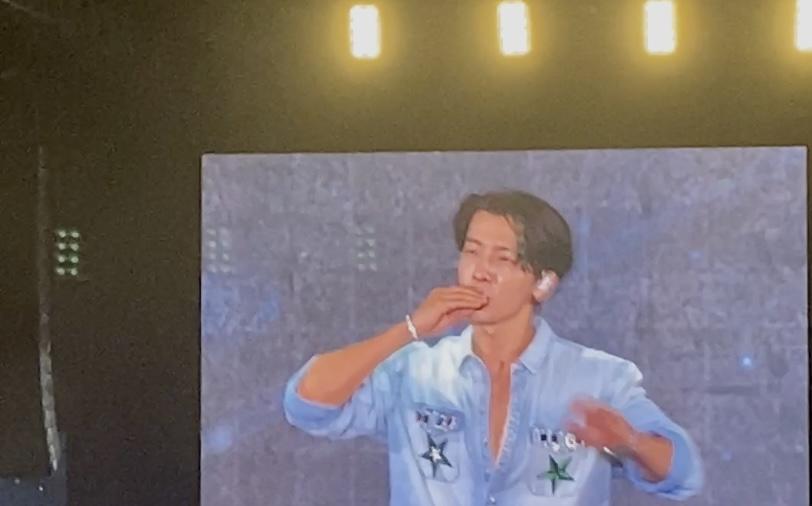 李東海堅拒除衫,狂送飛吻補數。