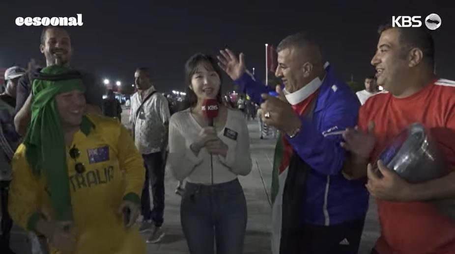 球迷在李秀娜身旁熱情地唱歌、跳舞。(互聯網)