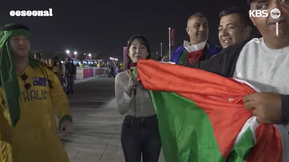 壯漢試圖攤開國旗,但無人協助。(互聯網)