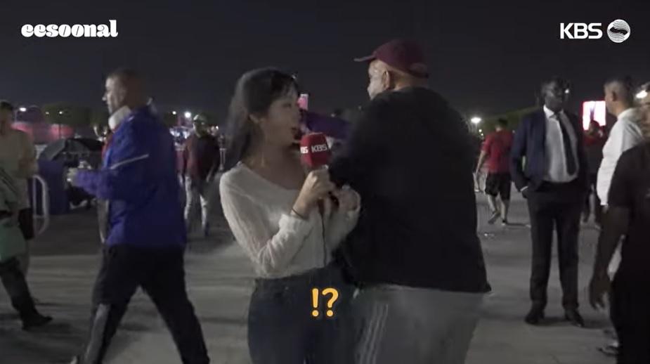 壯漢離開時猛力撞一下李秀娜。(互聯網)