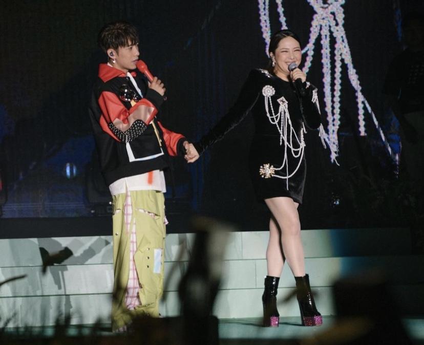 洪嘉豪因著為衞蘭作曲,獲簽為華納歌手。