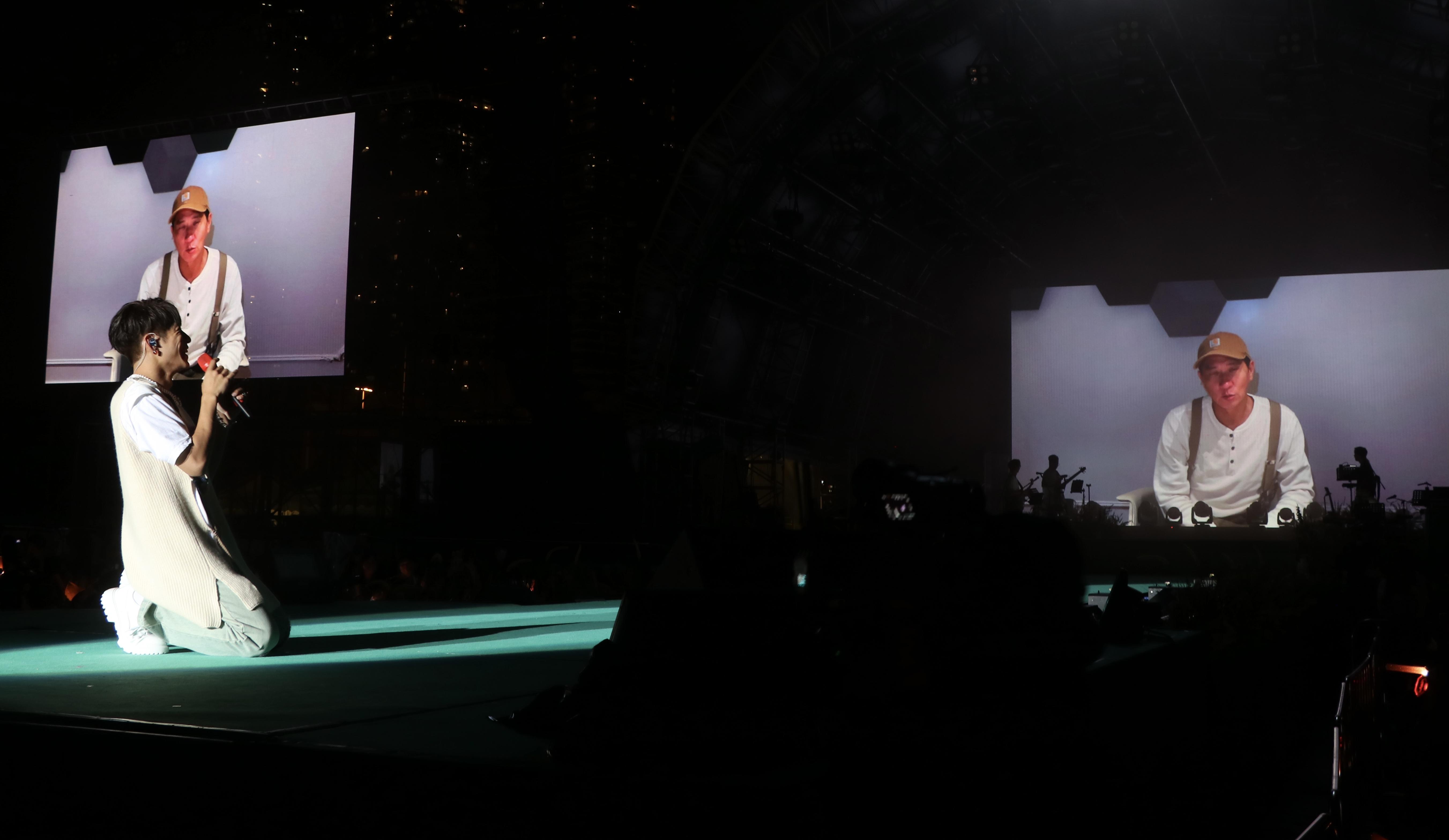 偶像張家輝突然在屏幕上出現,拍片為洪嘉豪打氣,嚇得他跪地驚呼:「好勁呀呢個!」