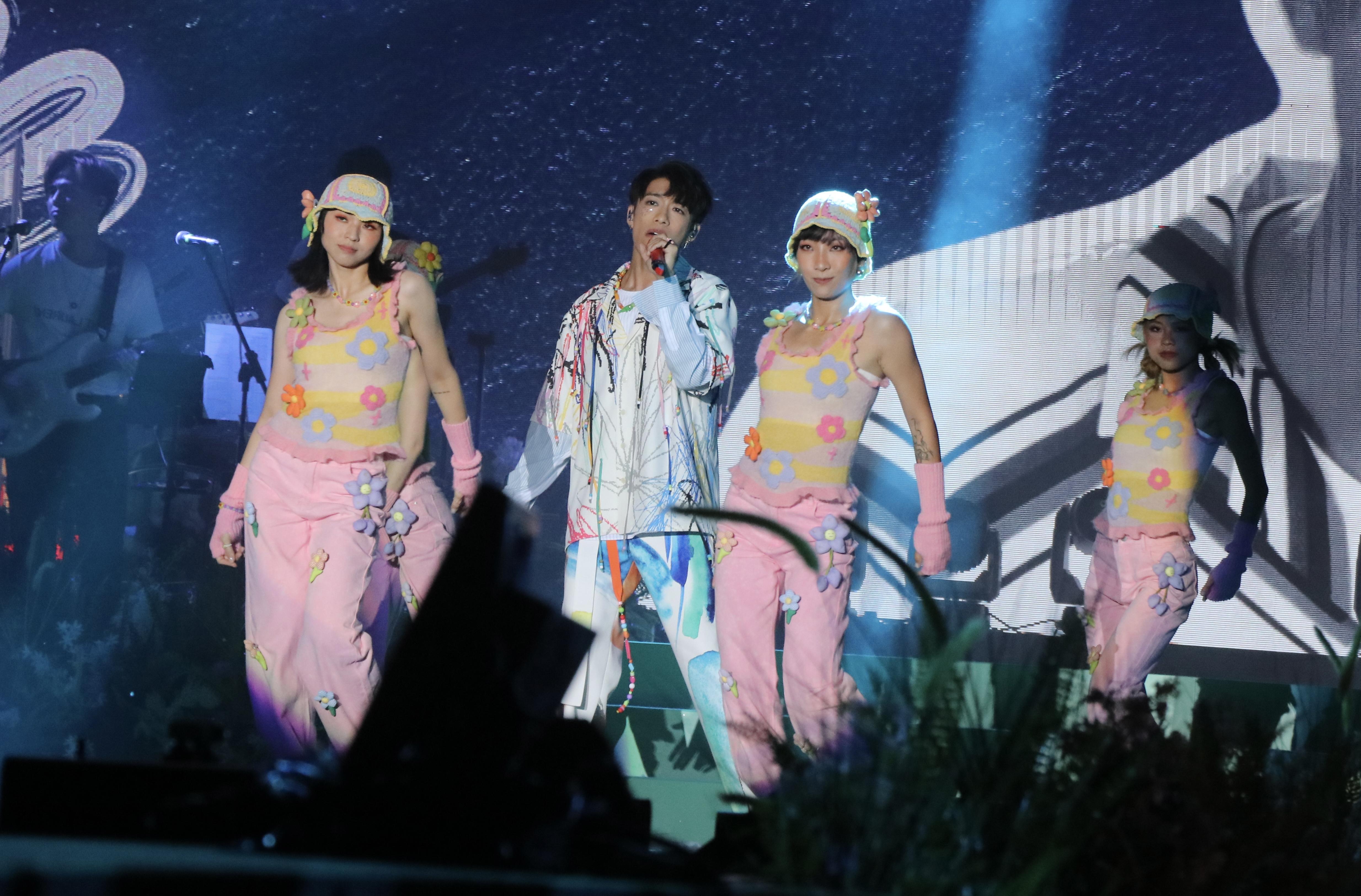 洪嘉豪大展舞姿「找數」,跳唱了4首歌。