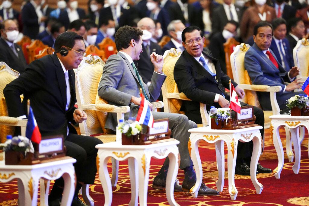 周日峰會閉幕禮上,洪森與杜魯多交談。(美聯社)