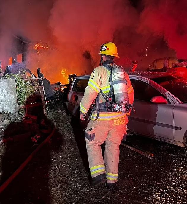 民居起火,火勢猛烈。(互聯網)