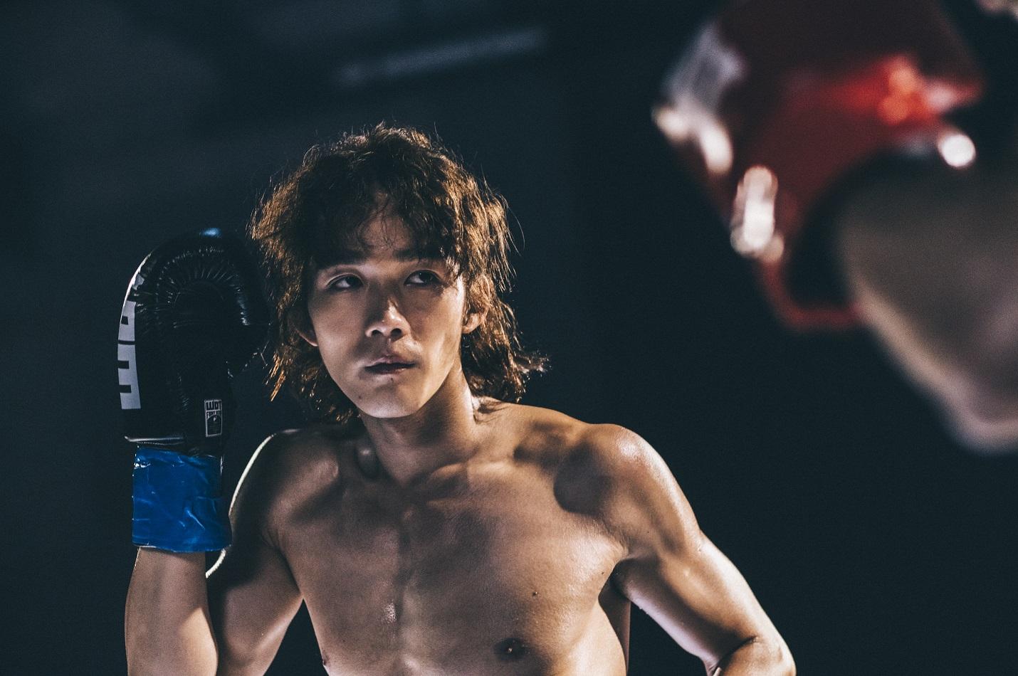 王智德為劇集騷肌肉做足準備。(《繩角》劇照)