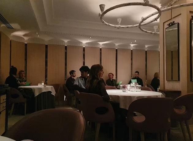 示威者在餐廳佔據客人座位。(互聯網)