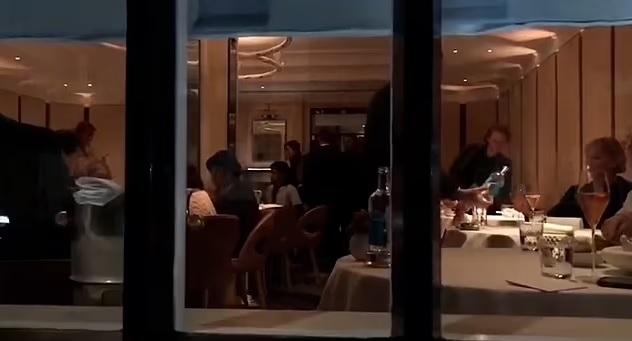 示威者在餐廳佔據客人座位。(互聯網)