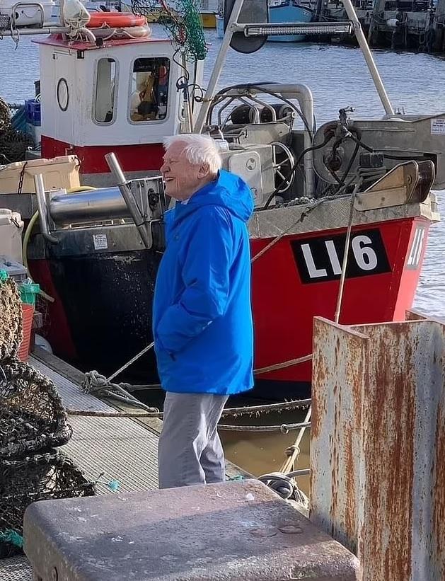 艾登堡上周五在多塞特一間餐廳遇上示威。(互聯網)