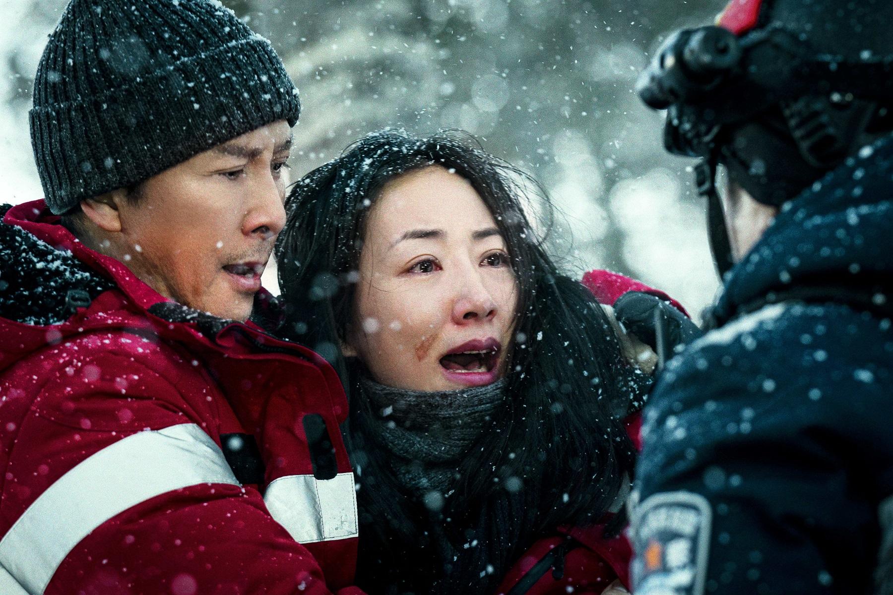 甄子丹、韓雪尋子崩潰。(《搜救》劇照)