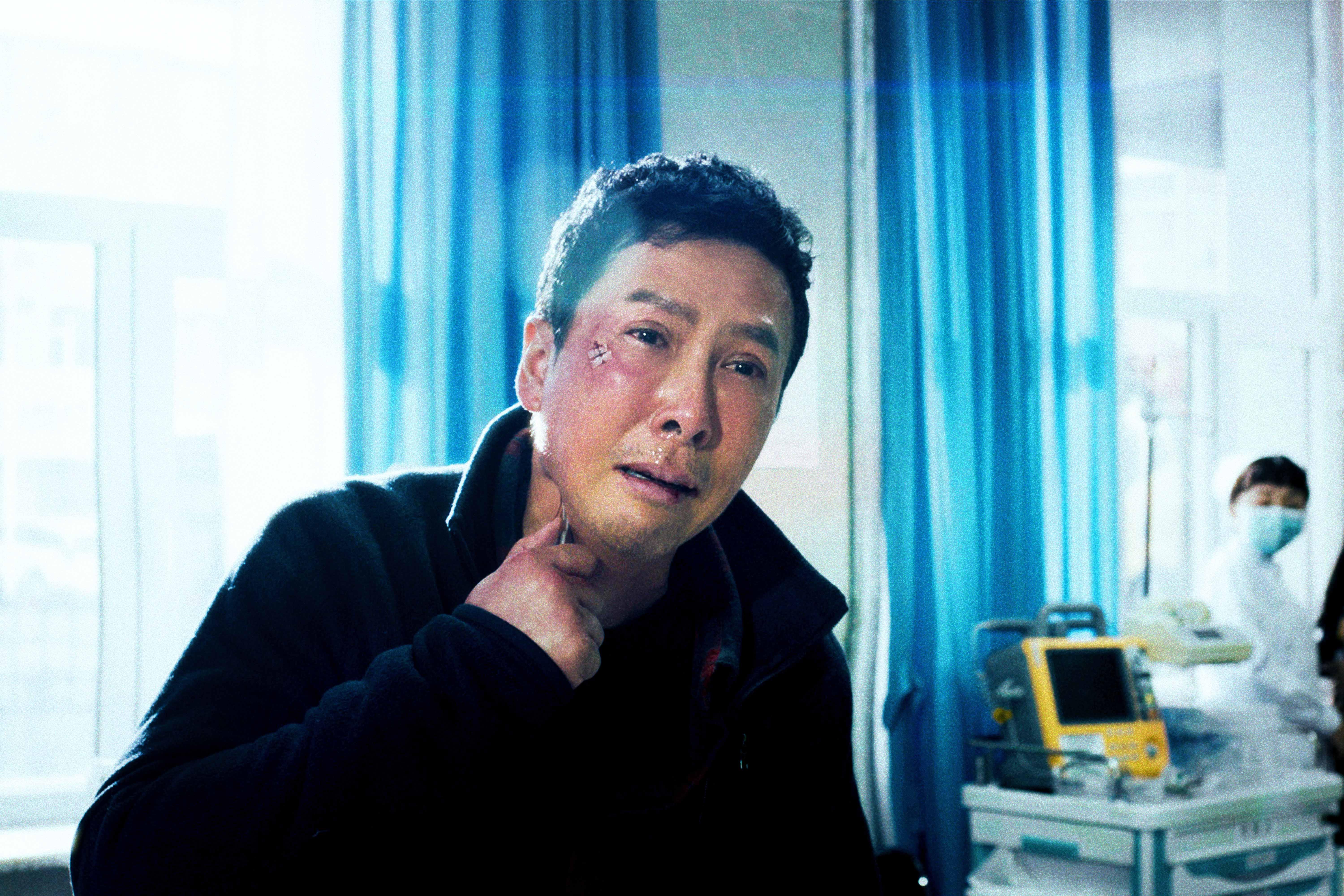 甄子丹以死相逼。(《搜救》劇照)