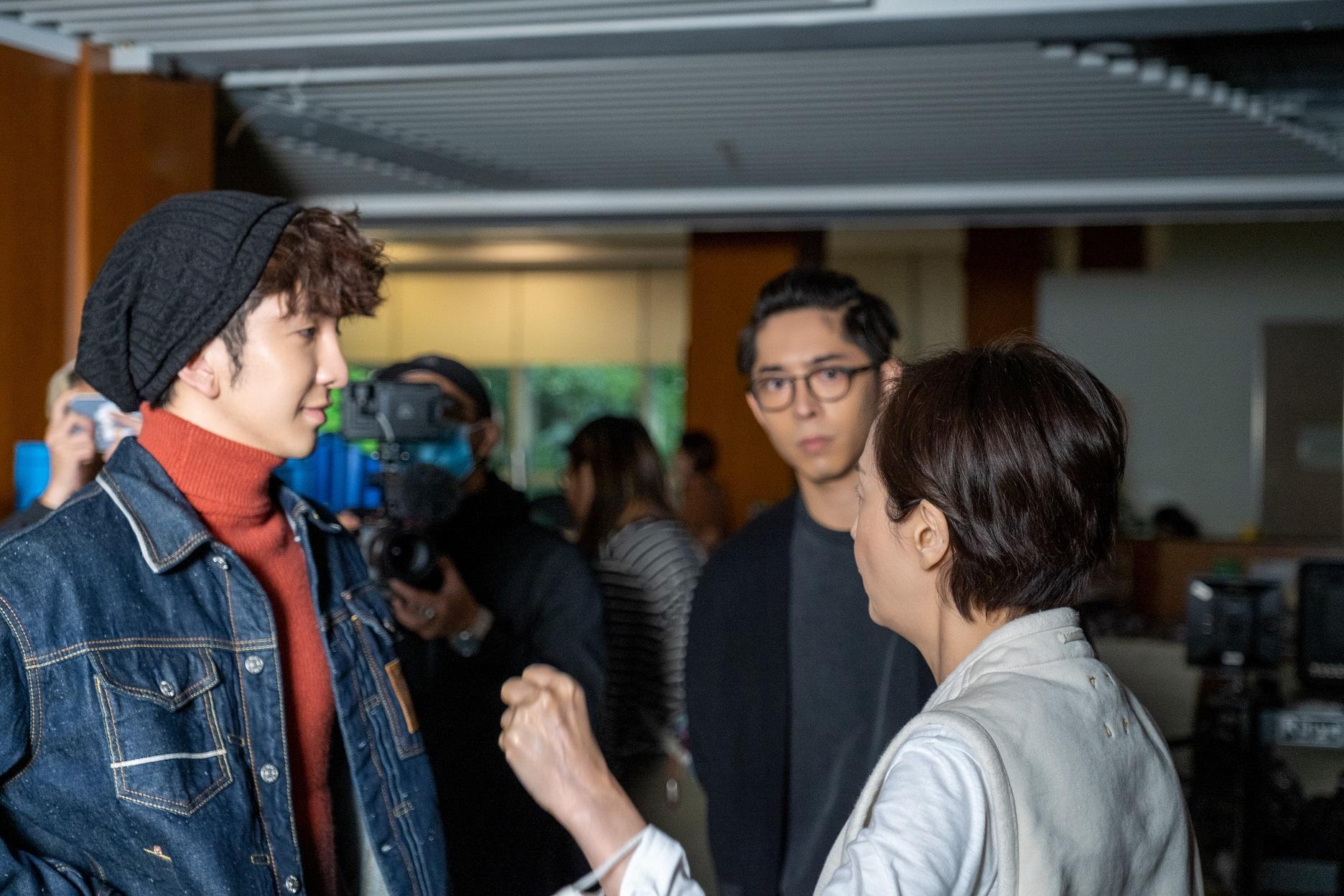 即使沒有自己的戲份,毛舜筠特地到拍攝現場指導Edan和Anson Lo。(《過時‧過節》花絮)