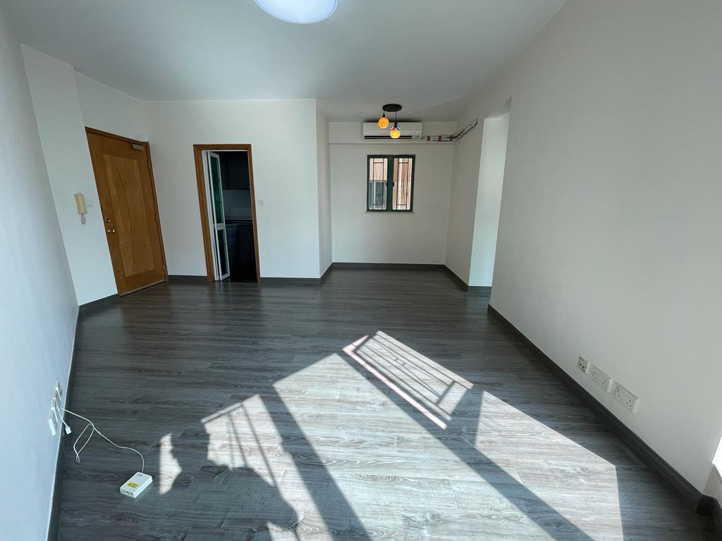 客廳和飯廳間隔鮮明,寬敞又實用。