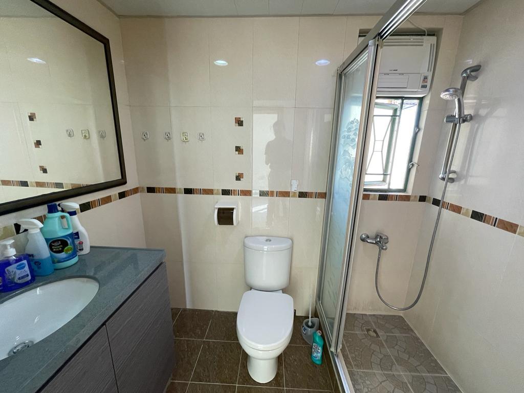 「明廁」浴室非常闊落,有充裕空間擺放洗衣機。