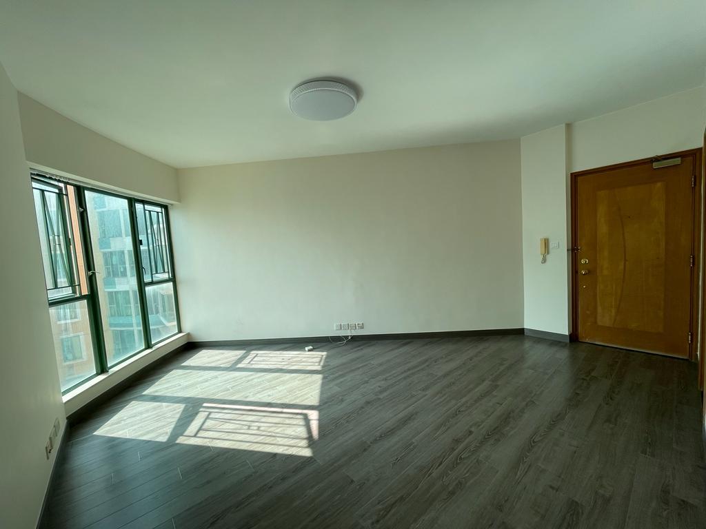 鑽石型大廳採落地玻璃窗設計,一室光猛開揚。