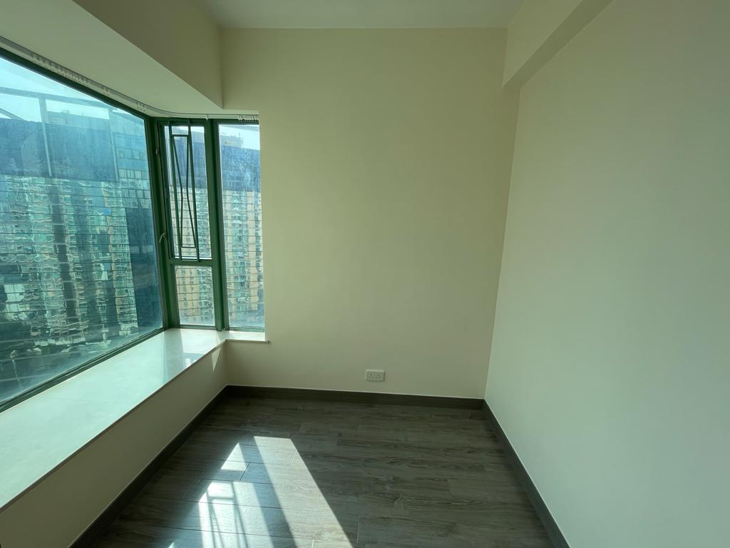 長方形開則的主人房,設有L型大窗,窗外是遠樓景和海景。