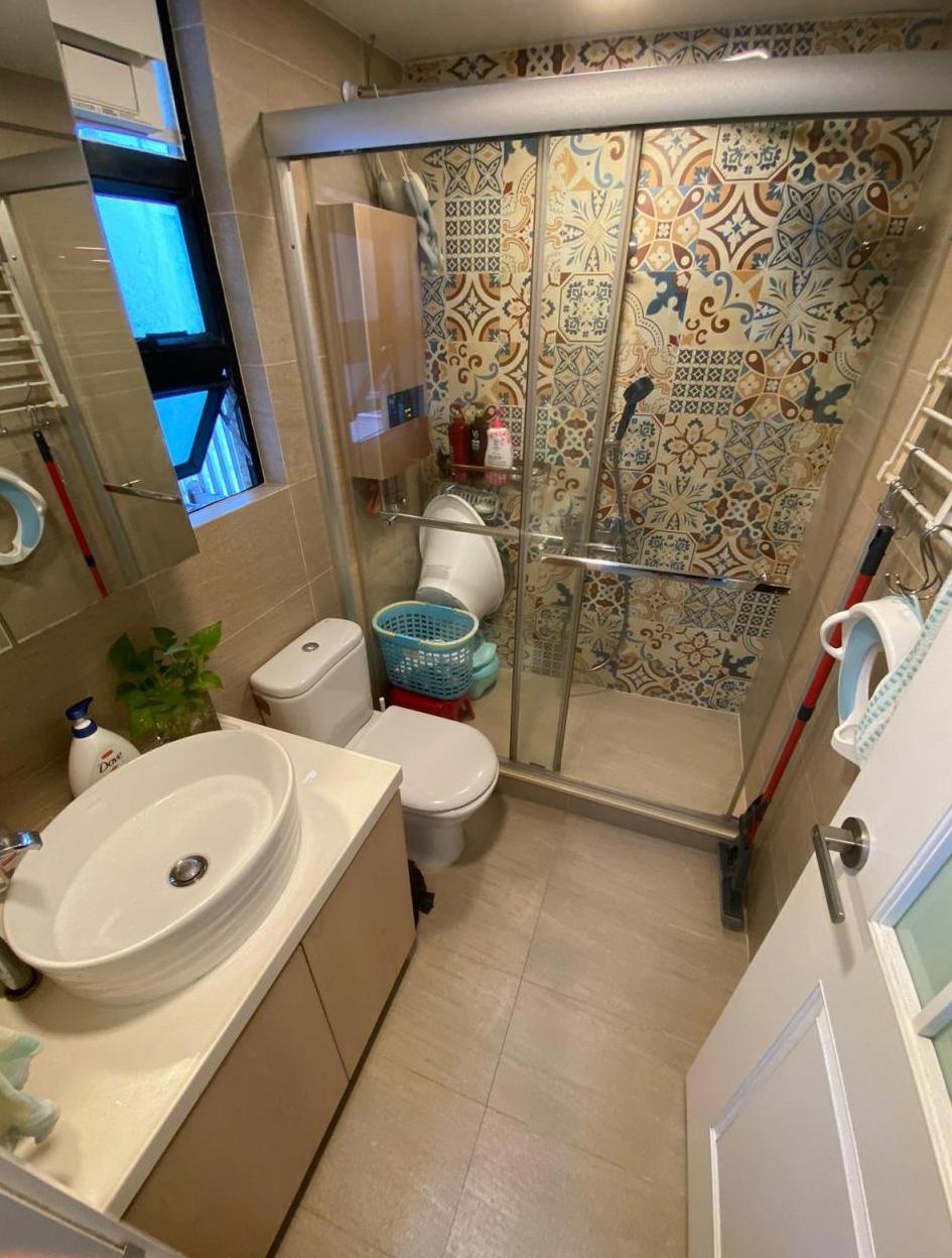 浴室其中一面牆以歐陸印花磚堆砌,增添幾分異國情調。