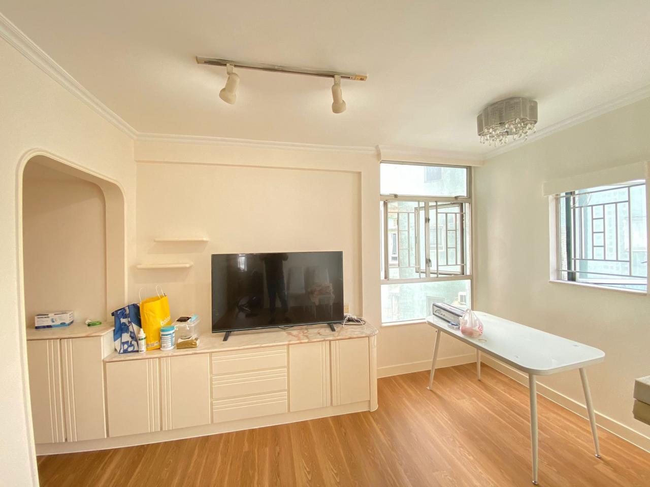 大門設有圓拱門,作為玄關和大廳的分隔。